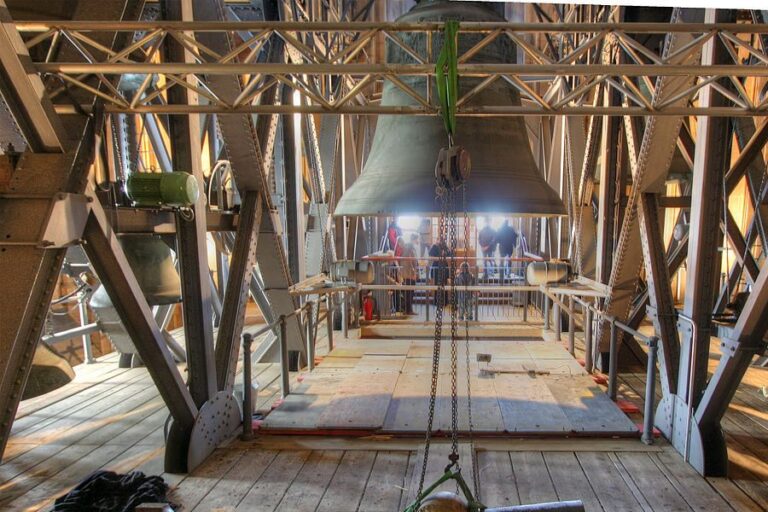 Ostern 2025 KALENDER 2025 mit Feiertagen und Ferien